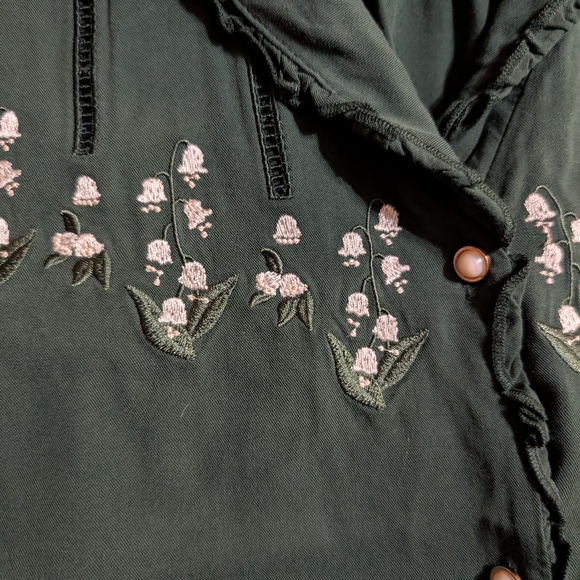 Green Embroidered Women's Top - Picture 2 of 4